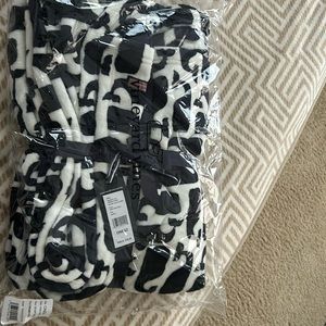 NWT vineyard Vines fleece Blanket
